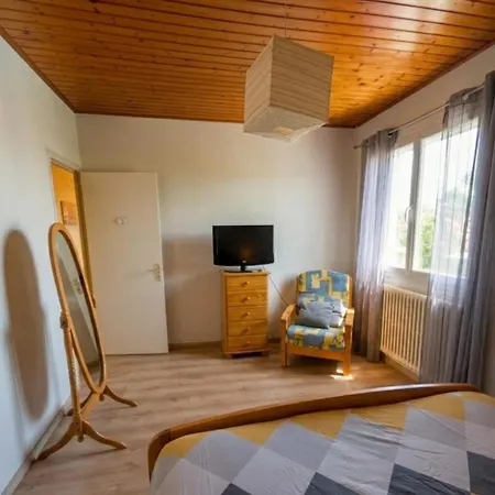 Large 200m House For 14 Guests