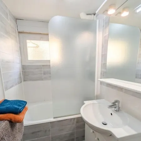 度假居 Large 200m House For 14 Guests