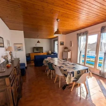 Large 200m House For 14 Guests *